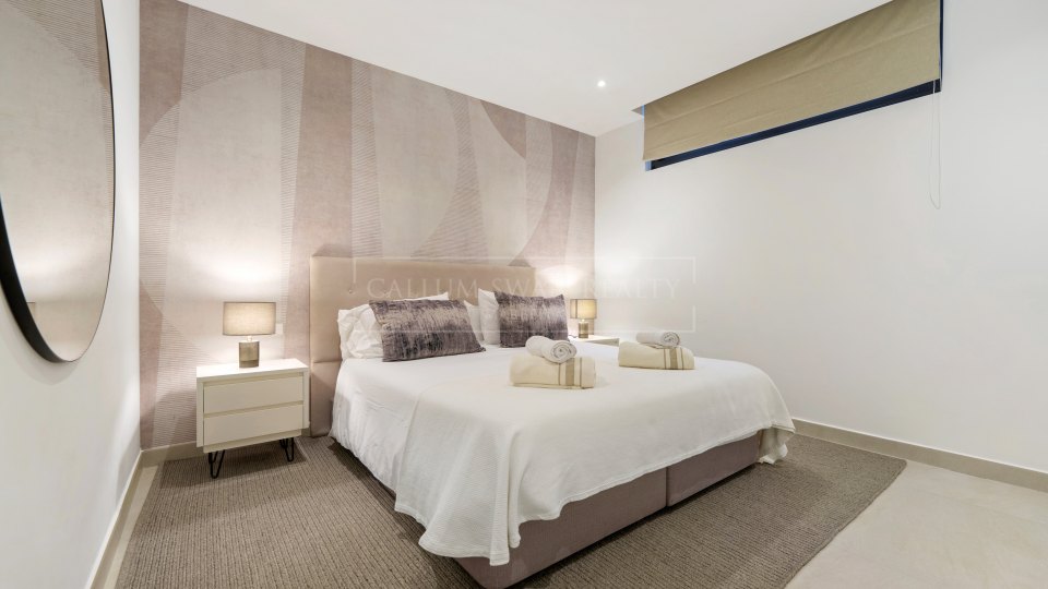 Marbella Golden Mile, Élégante villa à vendre avec vue dégagée à Altos de Puente Romano, sur la Golden Mile de Marbella