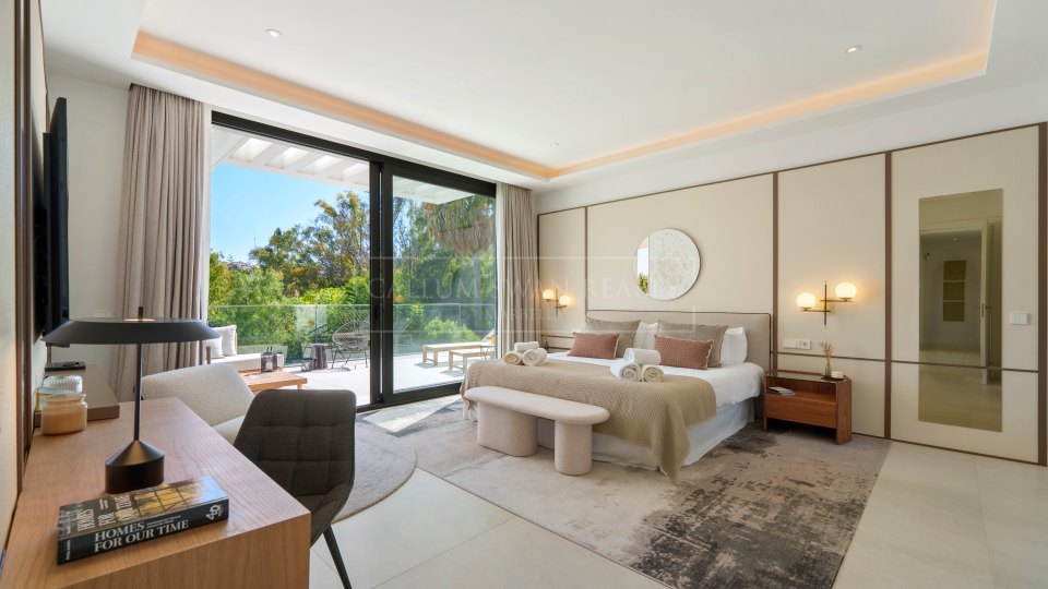 Marbella Golden Mile, Élégante villa à vendre avec vue dégagée à Altos de Puente Romano, sur la Golden Mile de Marbella