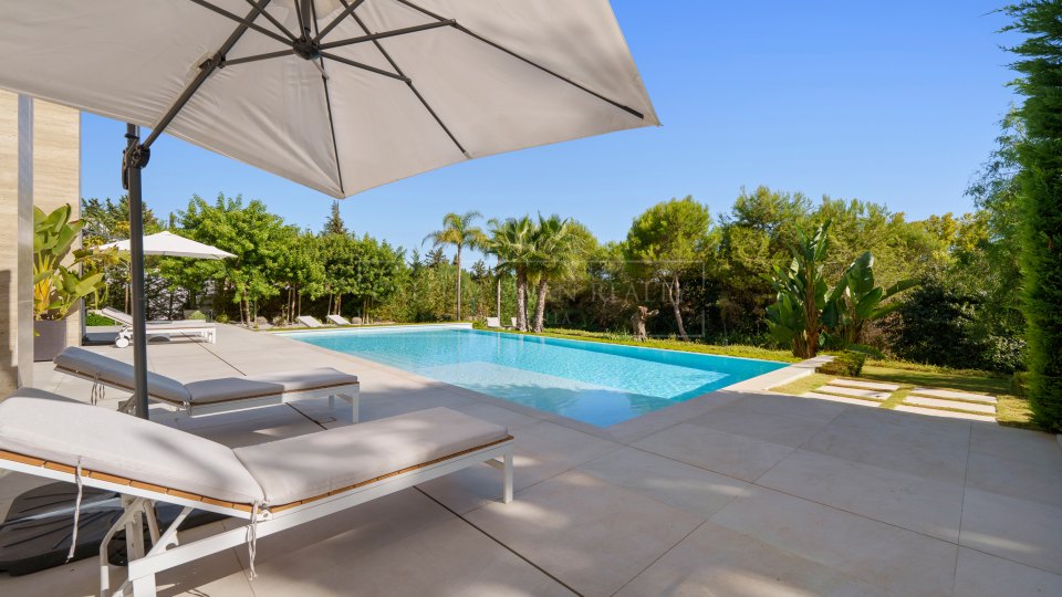 Marbella Golden Mile, Élégante villa à vendre avec vue dégagée à Altos de Puente Romano, sur la Golden Mile de Marbella