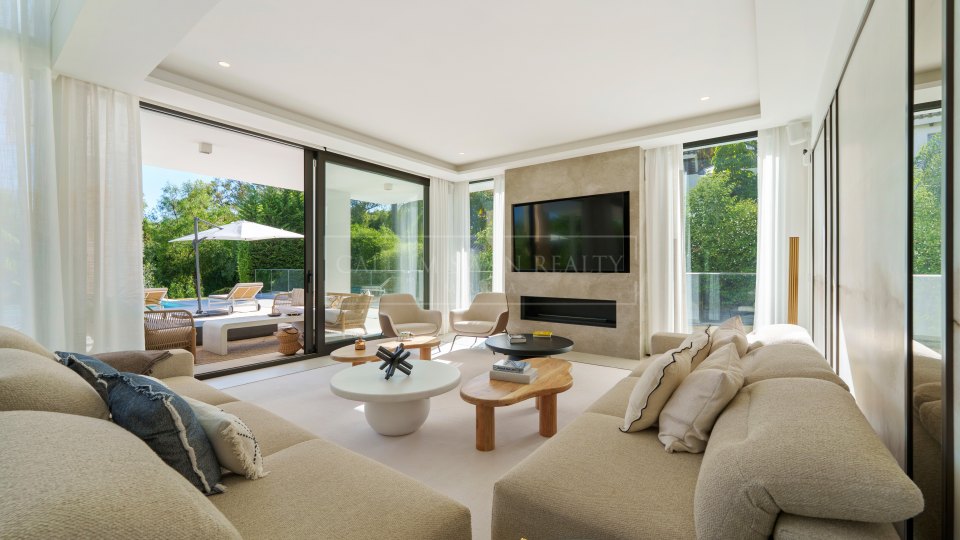 Marbella Golden Mile, Élégante villa à vendre avec vue dégagée à Altos de Puente Romano, sur la Golden Mile de Marbella