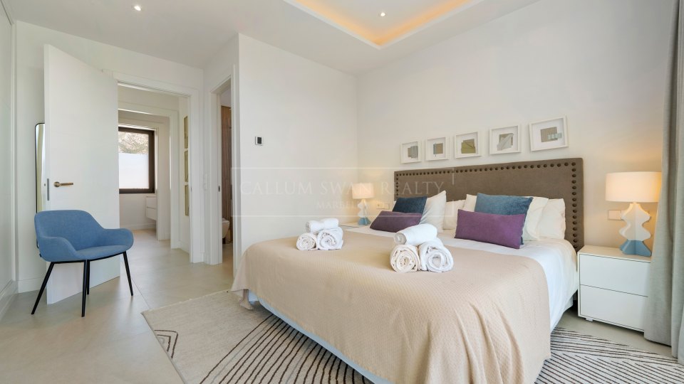 Marbella Golden Mile, Élégante villa à vendre avec vue dégagée à Altos de Puente Romano, sur la Golden Mile de Marbella