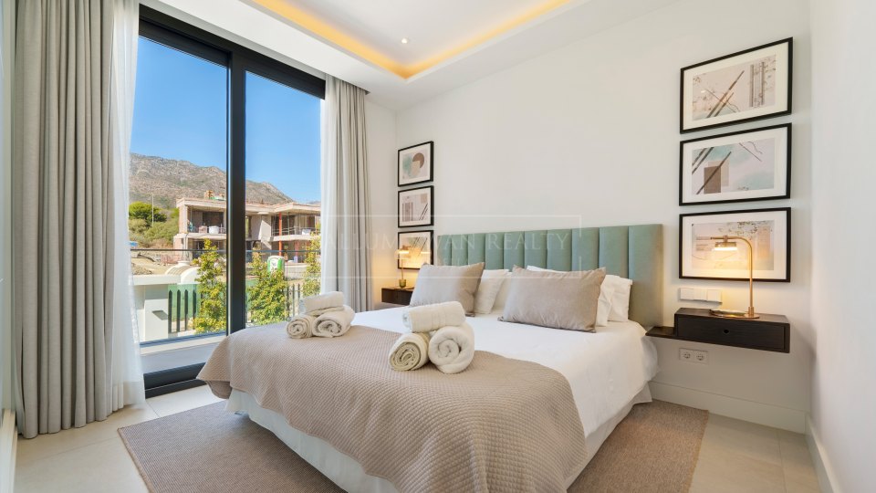 Marbella Golden Mile, Élégante villa à vendre avec vue dégagée à Altos de Puente Romano, sur la Golden Mile de Marbella