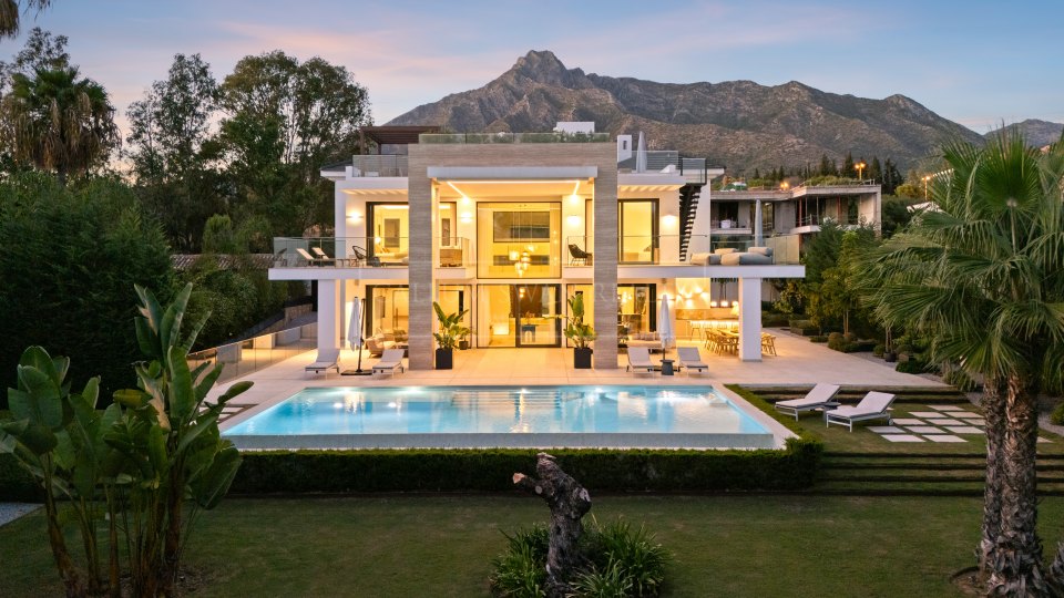 Marbella Golden Mile, Élégante villa à vendre avec vue dégagée à Altos de Puente Romano, sur la Golden Mile de Marbella