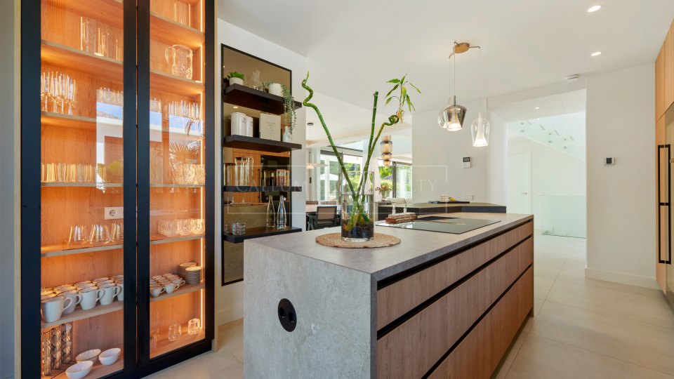 Marbella Golden Mile, Élégante villa à vendre avec vue dégagée à Altos de Puente Romano, sur la Golden Mile de Marbella