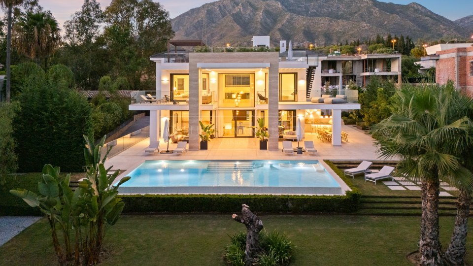 Marbella Golden Mile, Élégante villa à vendre avec vue dégagée à Altos de Puente Romano, sur la Golden Mile de Marbella