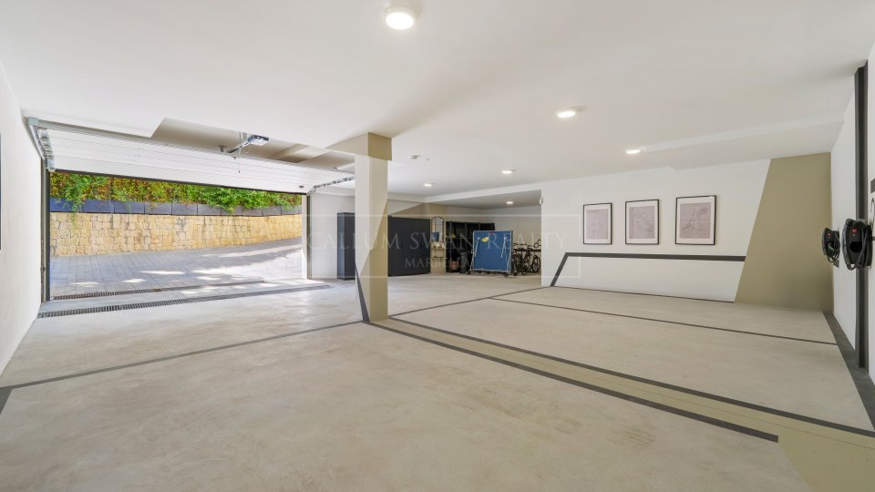 Marbella Golden Mile, Élégante villa à vendre avec vue dégagée à Altos de Puente Romano, sur la Golden Mile de Marbella