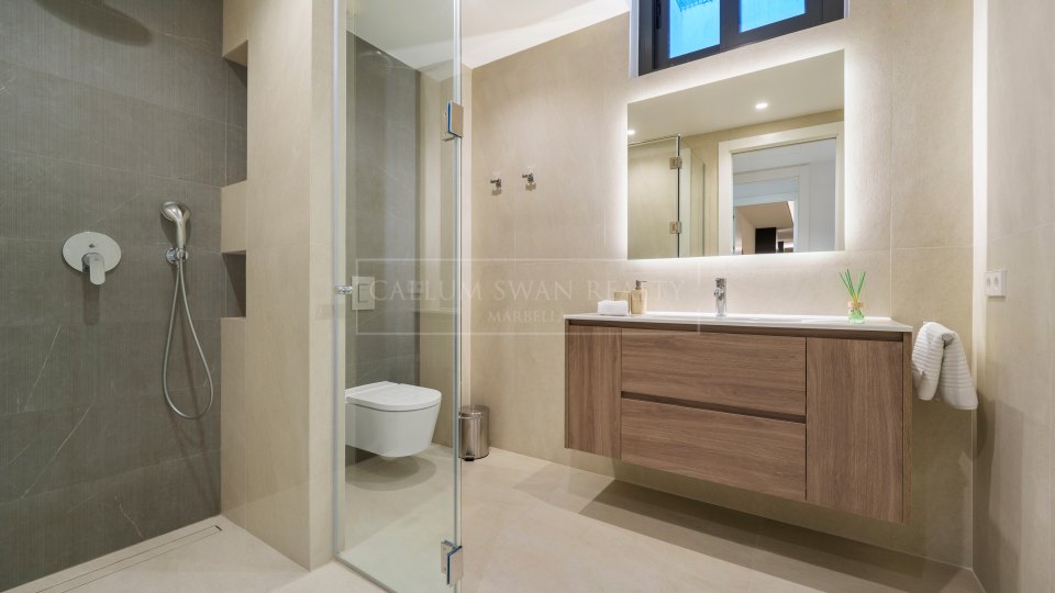 Marbella Golden Mile, Élégante villa à vendre avec vue dégagée à Altos de Puente Romano, sur la Golden Mile de Marbella