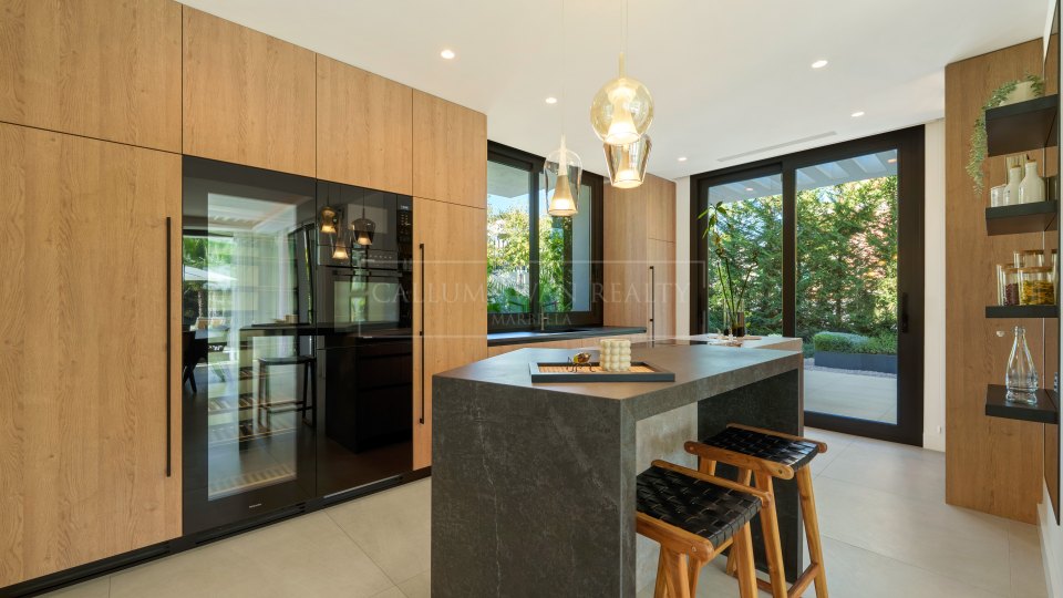 Marbella Golden Mile, Élégante villa à vendre avec vue dégagée à Altos de Puente Romano, sur la Golden Mile de Marbella