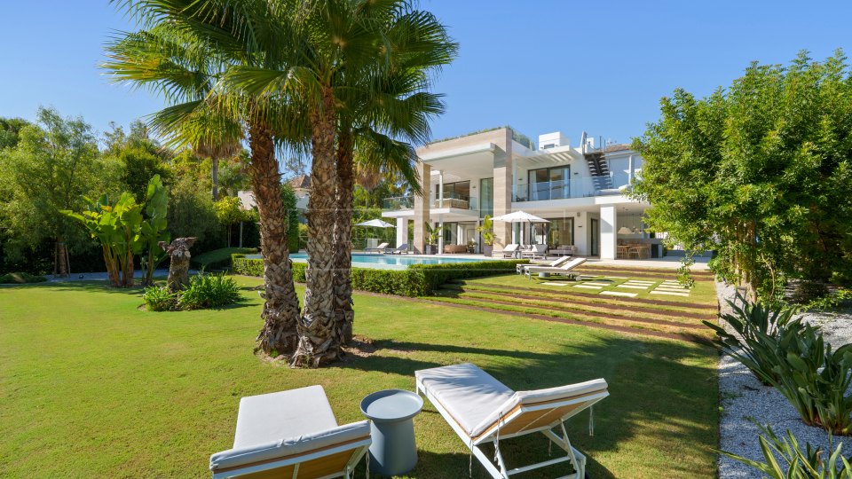 Marbella Golden Mile, Élégante villa à vendre avec vue dégagée à Altos de Puente Romano, sur la Golden Mile de Marbella