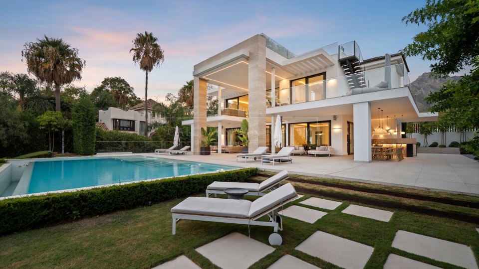 Marbella Golden Mile, Élégante villa à vendre avec vue dégagée à Altos de Puente Romano, sur la Golden Mile de Marbella