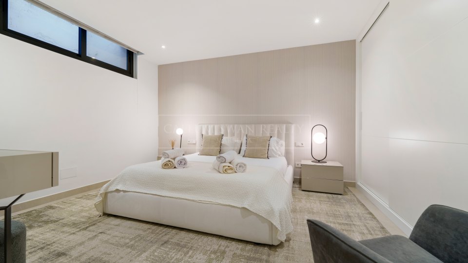 Marbella Golden Mile, Élégante villa à vendre avec vue dégagée à Altos de Puente Romano, sur la Golden Mile de Marbella