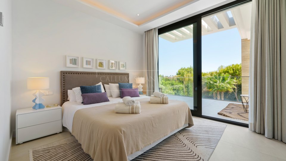 Marbella Golden Mile, Élégante villa à vendre avec vue dégagée à Altos de Puente Romano, sur la Golden Mile de Marbella