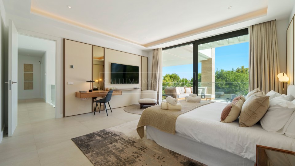 Marbella Golden Mile, Élégante villa à vendre avec vue dégagée à Altos de Puente Romano, sur la Golden Mile de Marbella