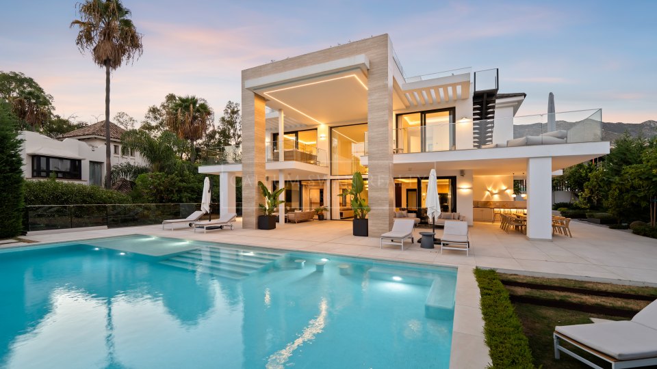 Marbella Golden Mile, Élégante villa à vendre avec vue dégagée à Altos de Puente Romano, sur la Golden Mile de Marbella