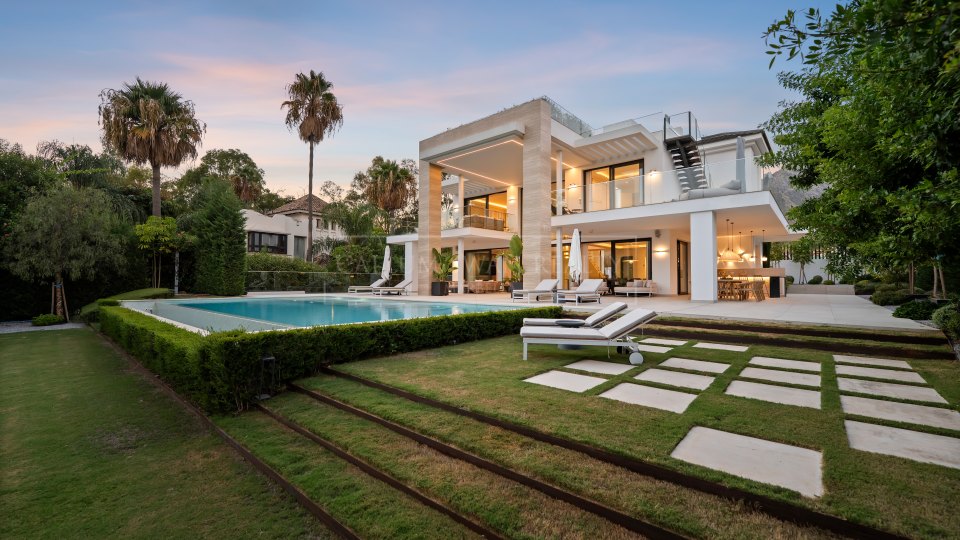Marbella Golden Mile, Élégante villa à vendre avec vue dégagée à Altos de Puente Romano, sur la Golden Mile de Marbella