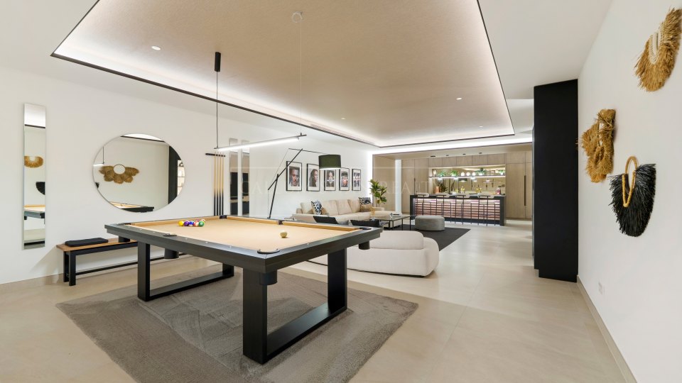 Marbella Golden Mile, Élégante villa à vendre avec vue dégagée à Altos de Puente Romano, sur la Golden Mile de Marbella
