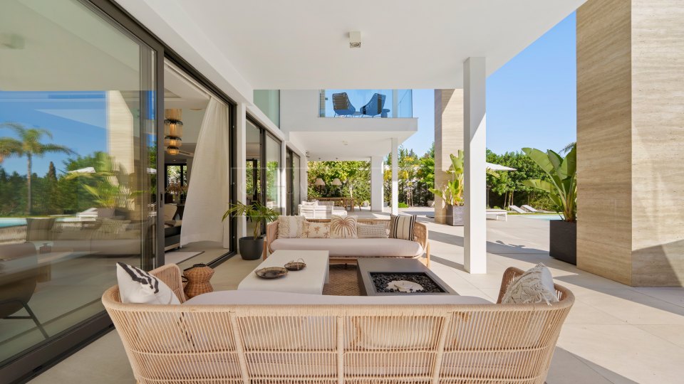 Marbella Golden Mile, Élégante villa à vendre avec vue dégagée à Altos de Puente Romano, sur la Golden Mile de Marbella