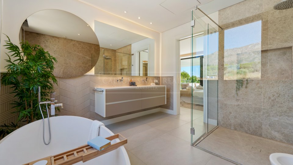 Marbella Golden Mile, Élégante villa à vendre avec vue dégagée à Altos de Puente Romano, sur la Golden Mile de Marbella