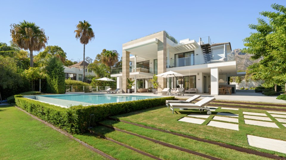 Marbella Golden Mile, Élégante villa à vendre avec vue dégagée à Altos de Puente Romano, sur la Golden Mile de Marbella
