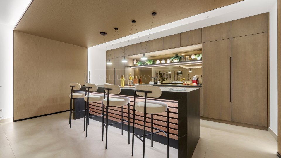 Marbella Golden Mile, Élégante villa à vendre avec vue dégagée à Altos de Puente Romano, sur la Golden Mile de Marbella