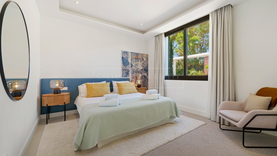 Marbella Golden Mile, Élégante villa à vendre avec vue dégagée à Altos de Puente Romano, sur la Golden Mile de Marbella