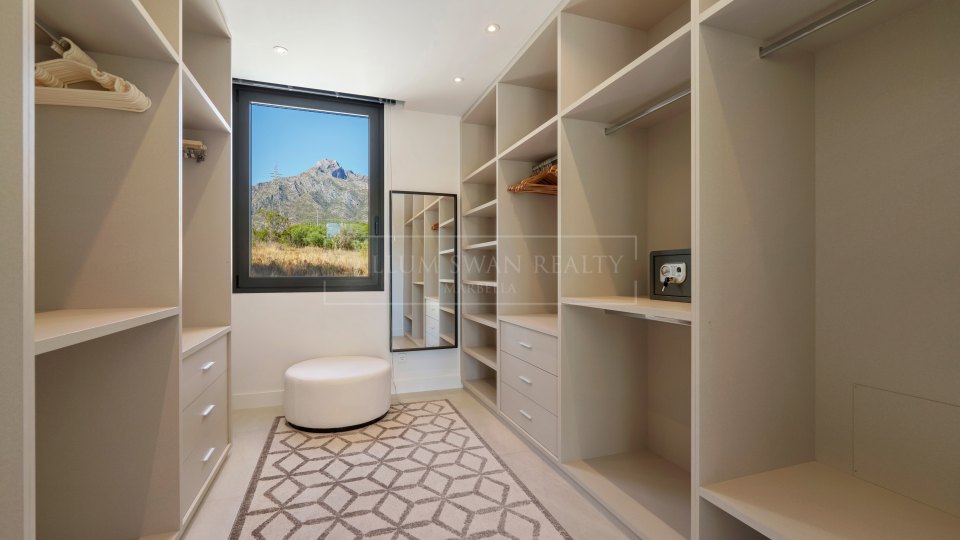Marbella Golden Mile, Élégante villa à vendre avec vue dégagée à Altos de Puente Romano, sur la Golden Mile de Marbella