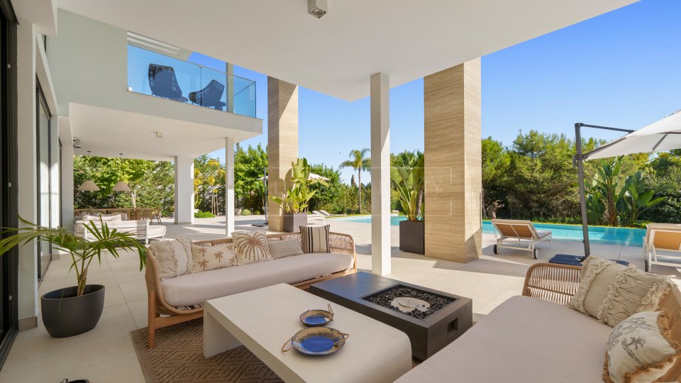 Marbella Golden Mile, Élégante villa à vendre avec vue dégagée à Altos de Puente Romano, sur la Golden Mile de Marbella