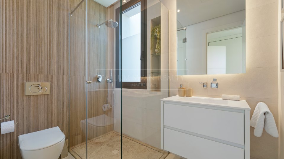 Marbella Golden Mile, Élégante villa à vendre avec vue dégagée à Altos de Puente Romano, sur la Golden Mile de Marbella