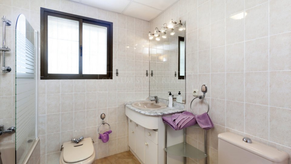 Nueva Andalucia, Amplia villa con potencial de renovación en venta en Nueva Andalucía, Marbella