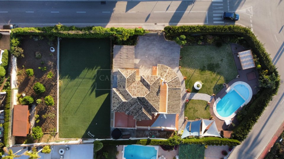 Nueva Andalucia, Amplia villa con potencial de renovación en venta en Nueva Andalucía, Marbella