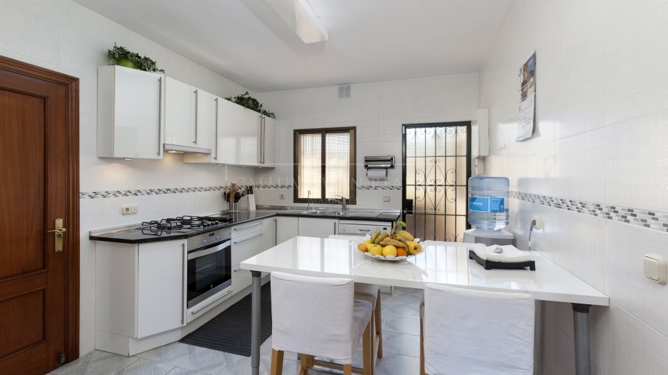 Nueva Andalucia, Amplia villa con potencial de renovación en venta en Nueva Andalucía, Marbella