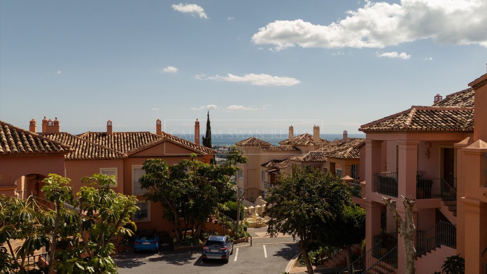 Benahavis, Renovated Townhouse with Panoramic Views for Sale in Monte Halcones, Benahavís
