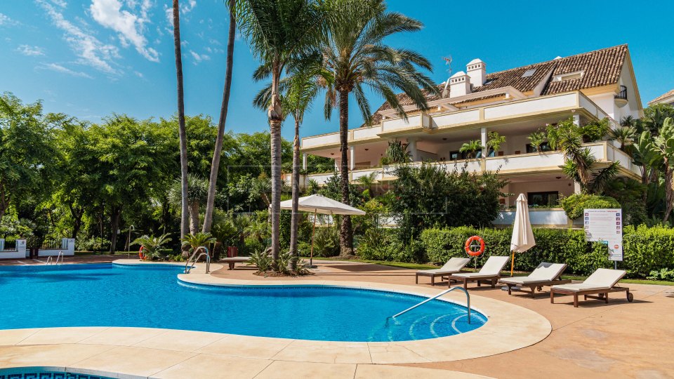 Marbella Golden Mile, Penthouse duplex rénové de style contemporain à Lomas del Rey, sur la Milla de Oro de Marbella