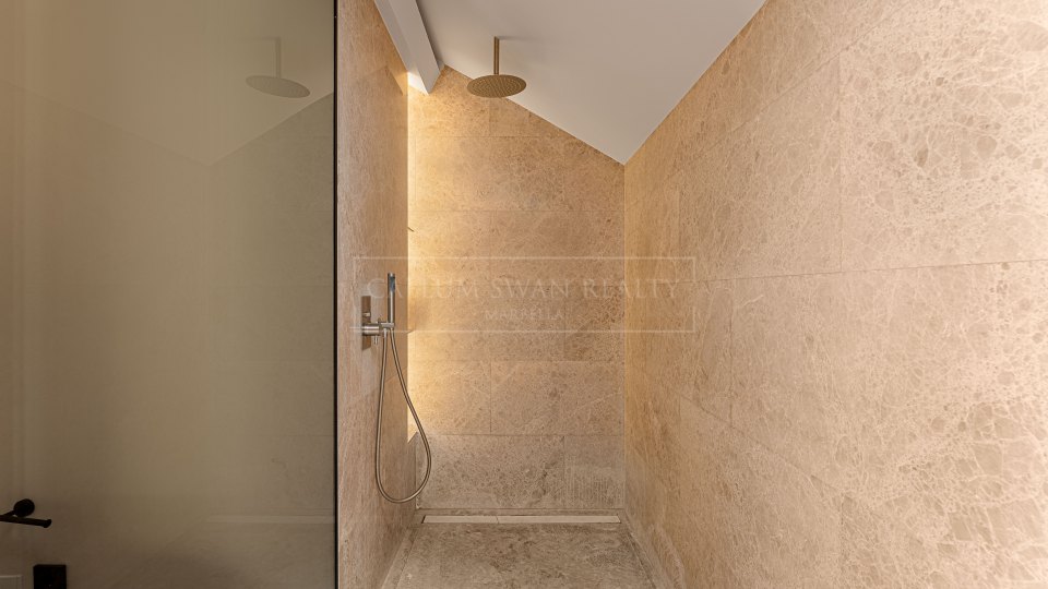 Marbella Golden Mile, Penthouse duplex rénové de style contemporain à Lomas del Rey, sur la Milla de Oro de Marbella