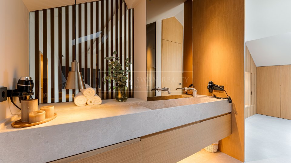 Marbella Golden Mile, Penthouse duplex rénové de style contemporain à Lomas del Rey, sur la Milla de Oro de Marbella