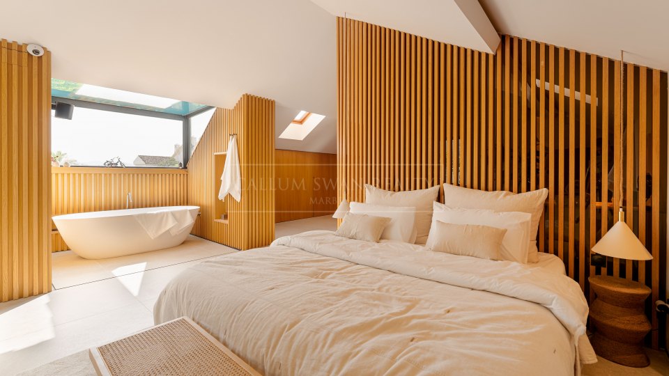 Marbella Golden Mile, Penthouse duplex rénové de style contemporain à Lomas del Rey, sur la Milla de Oro de Marbella