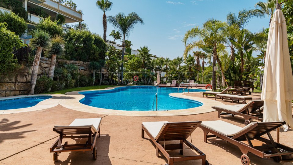 Marbella Golden Mile, Penthouse duplex rénové de style contemporain à Lomas del Rey, sur la Milla de Oro de Marbella