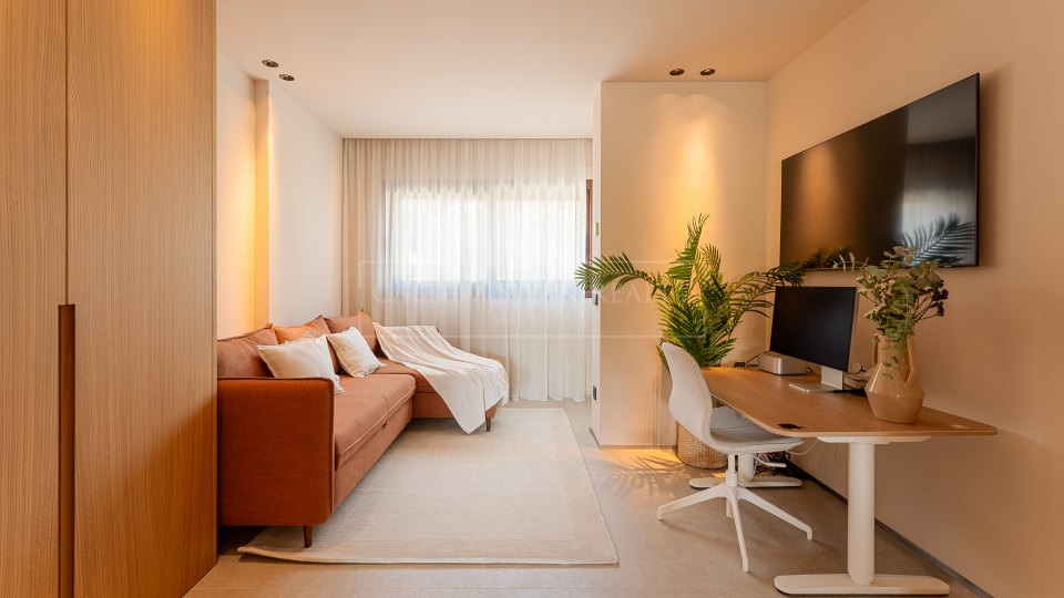 Marbella Golden Mile, Penthouse duplex rénové de style contemporain à Lomas del Rey, sur la Milla de Oro de Marbella