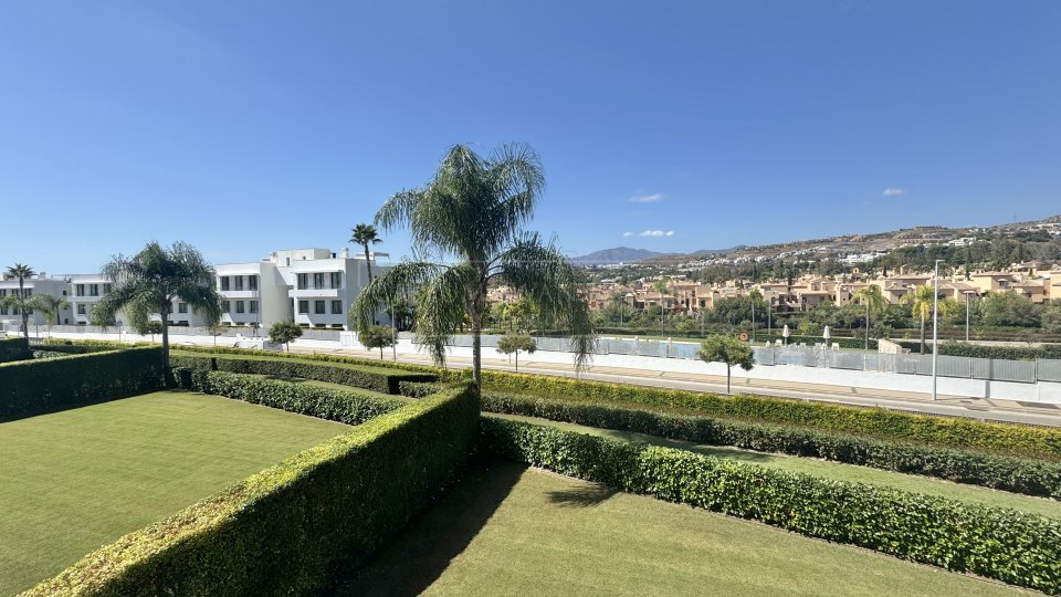 Estepona, Duplex contemporain de luxe à vendre, à quelques pas du terrain de golf