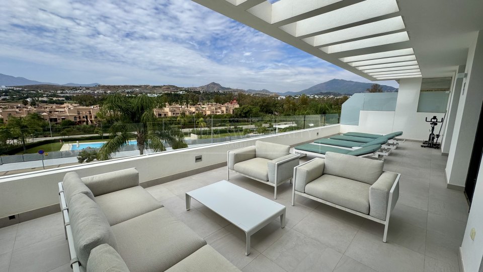 Estepona, Duplex contemporain de luxe à vendre, à quelques pas du terrain de golf