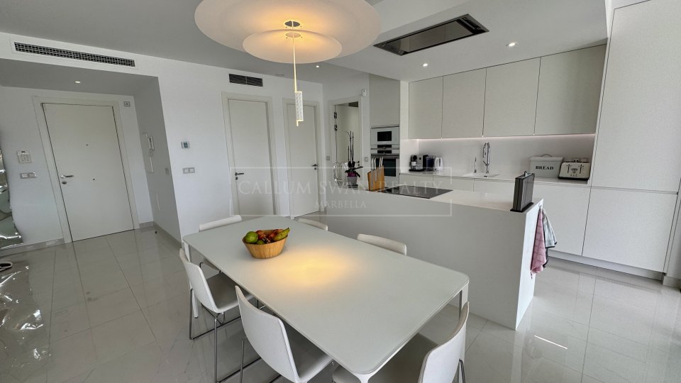 Estepona, Duplex contemporain de luxe à vendre, à quelques pas du terrain de golf