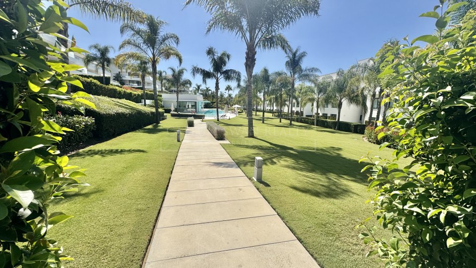 Estepona, Duplex contemporain de luxe à vendre, à quelques pas du terrain de golf