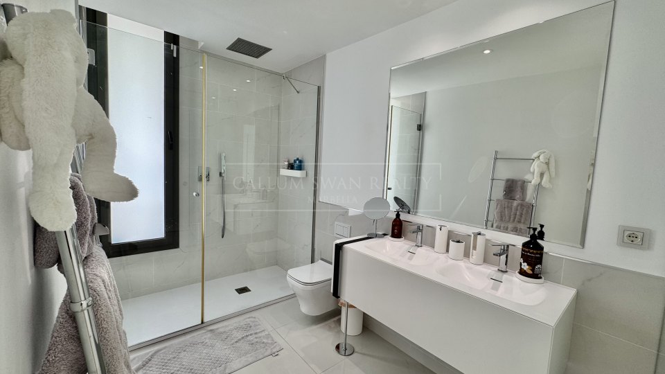 Estepona, Duplex contemporain de luxe à vendre, à quelques pas du terrain de golf