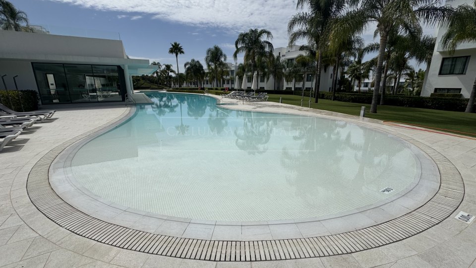 Estepona, Duplex contemporain de luxe à vendre, à quelques pas du terrain de golf