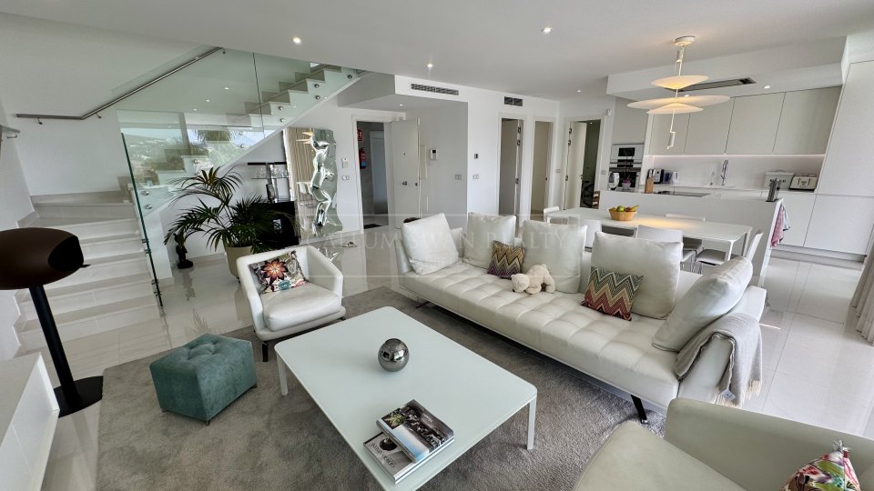 Estepona, Duplex contemporain de luxe à vendre, à quelques pas du terrain de golf