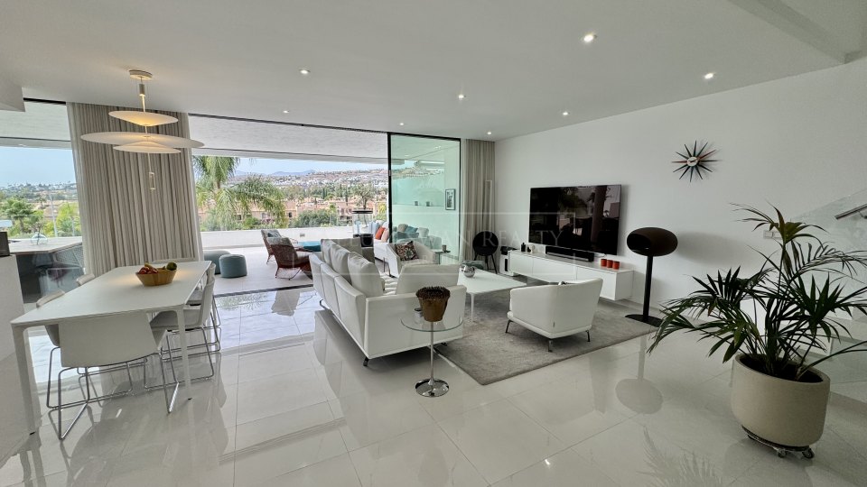 Estepona, Duplex contemporain de luxe à vendre, à quelques pas du terrain de golf