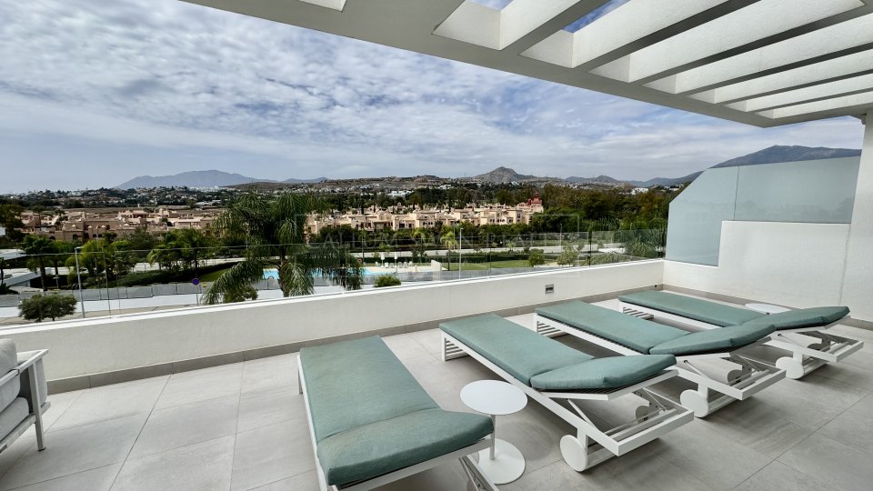 Estepona, Duplex contemporain de luxe à vendre, à quelques pas du terrain de golf