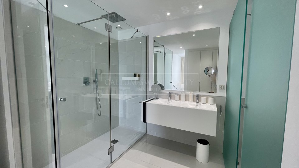 Estepona, Duplex contemporain de luxe à vendre, à quelques pas du terrain de golf
