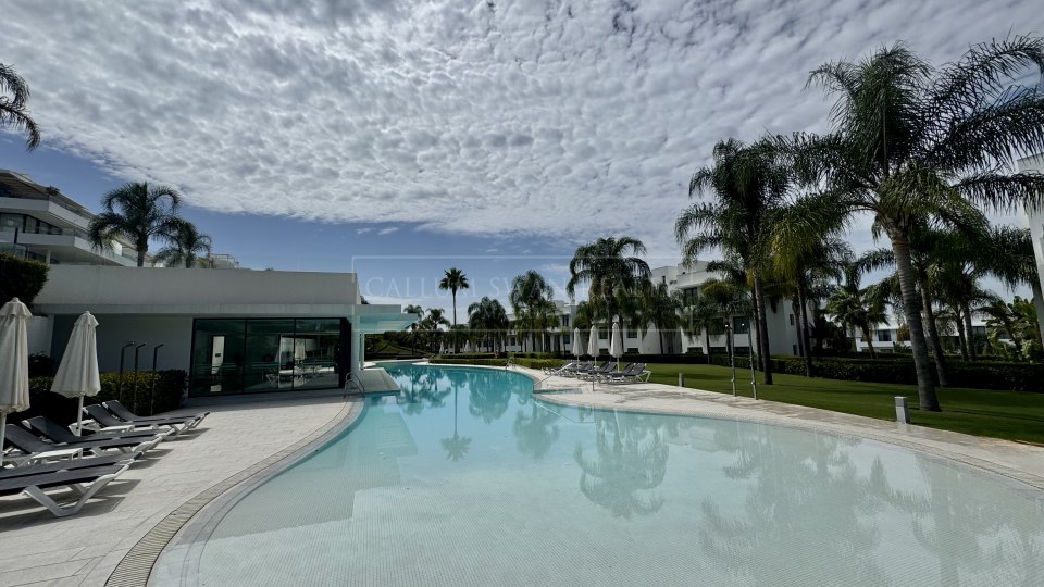 Estepona, Duplex contemporain de luxe à vendre, à quelques pas du terrain de golf
