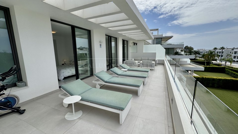 Estepona, Duplex contemporain de luxe à vendre, à quelques pas du terrain de golf